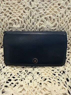CHANEL Black Leather CC Emblem Wallet